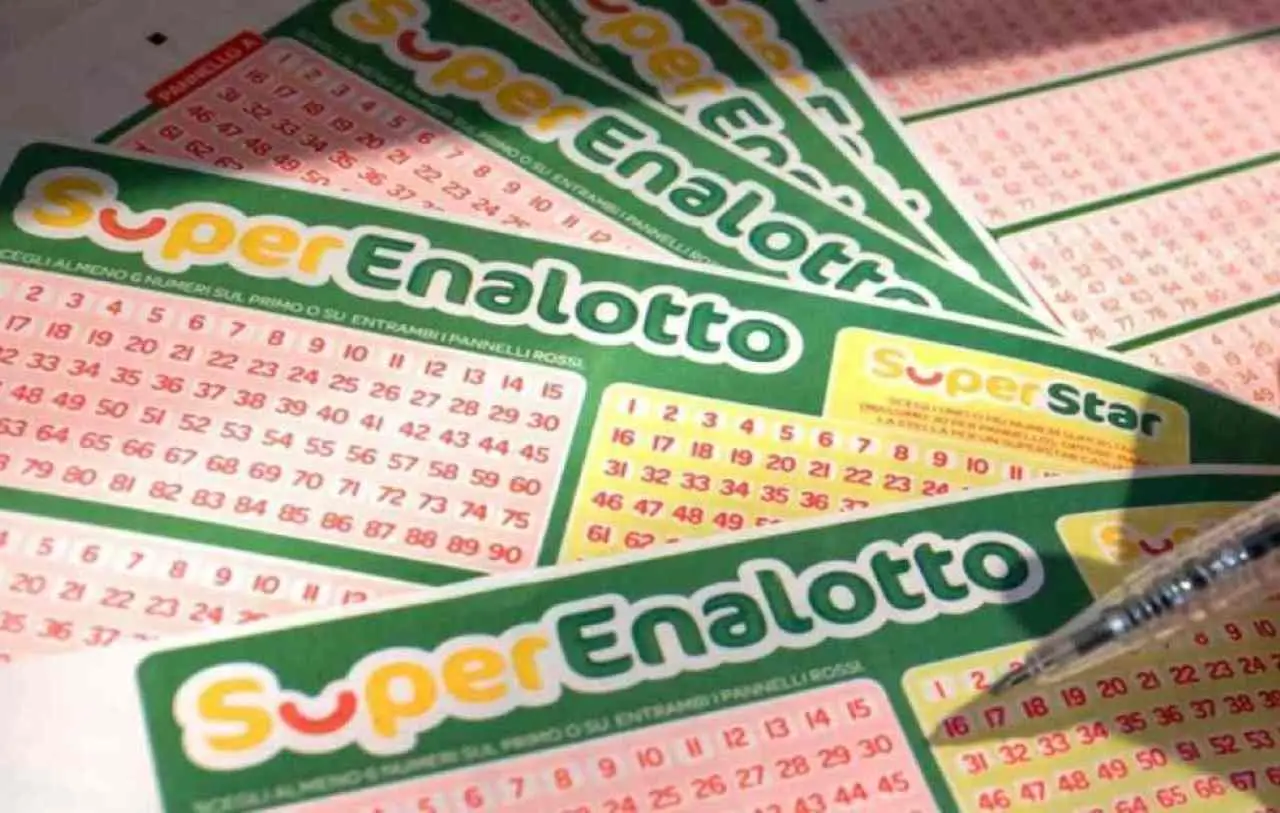 Mega vincita al SuperEnalotto: i due fortunati si spartiscono una pioggia di soldi Mega vincita al SuperEnalotto: i due fortunati si spartiscono una pioggia di soldi