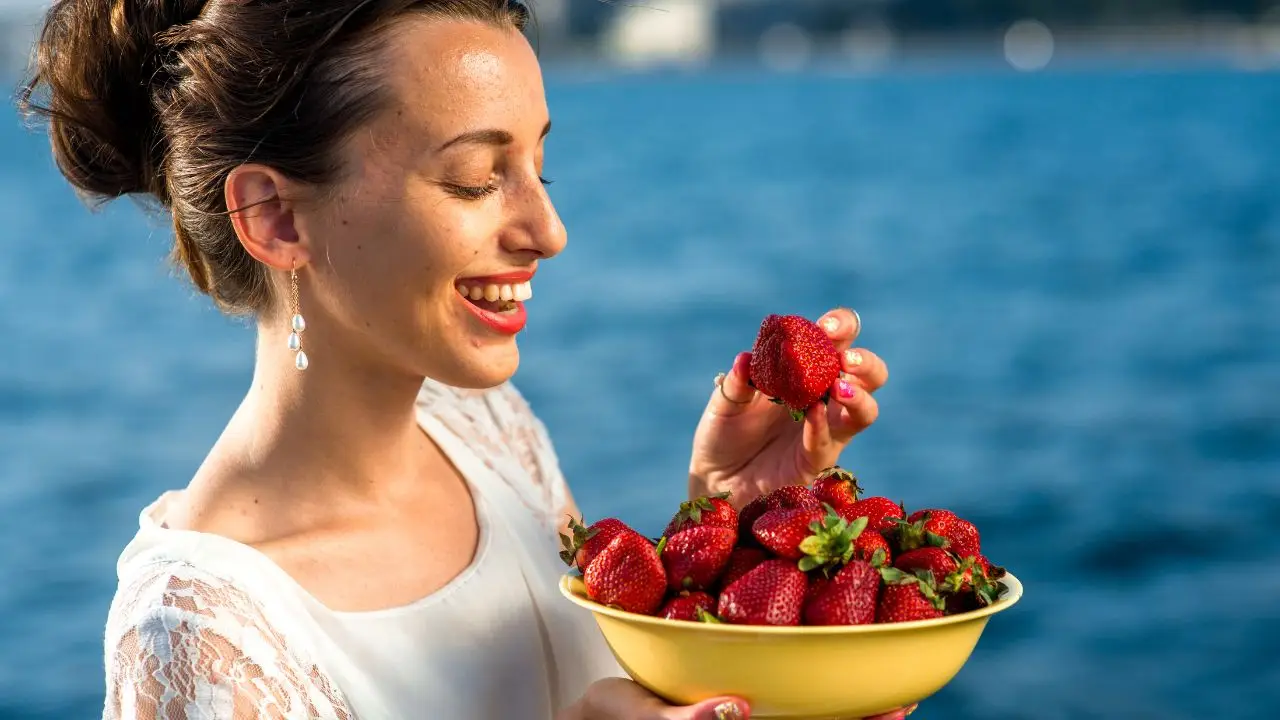 Dieta detox con le fragole: i benefici della frutta di stagione per depurare l’organismo Immagine selezionata