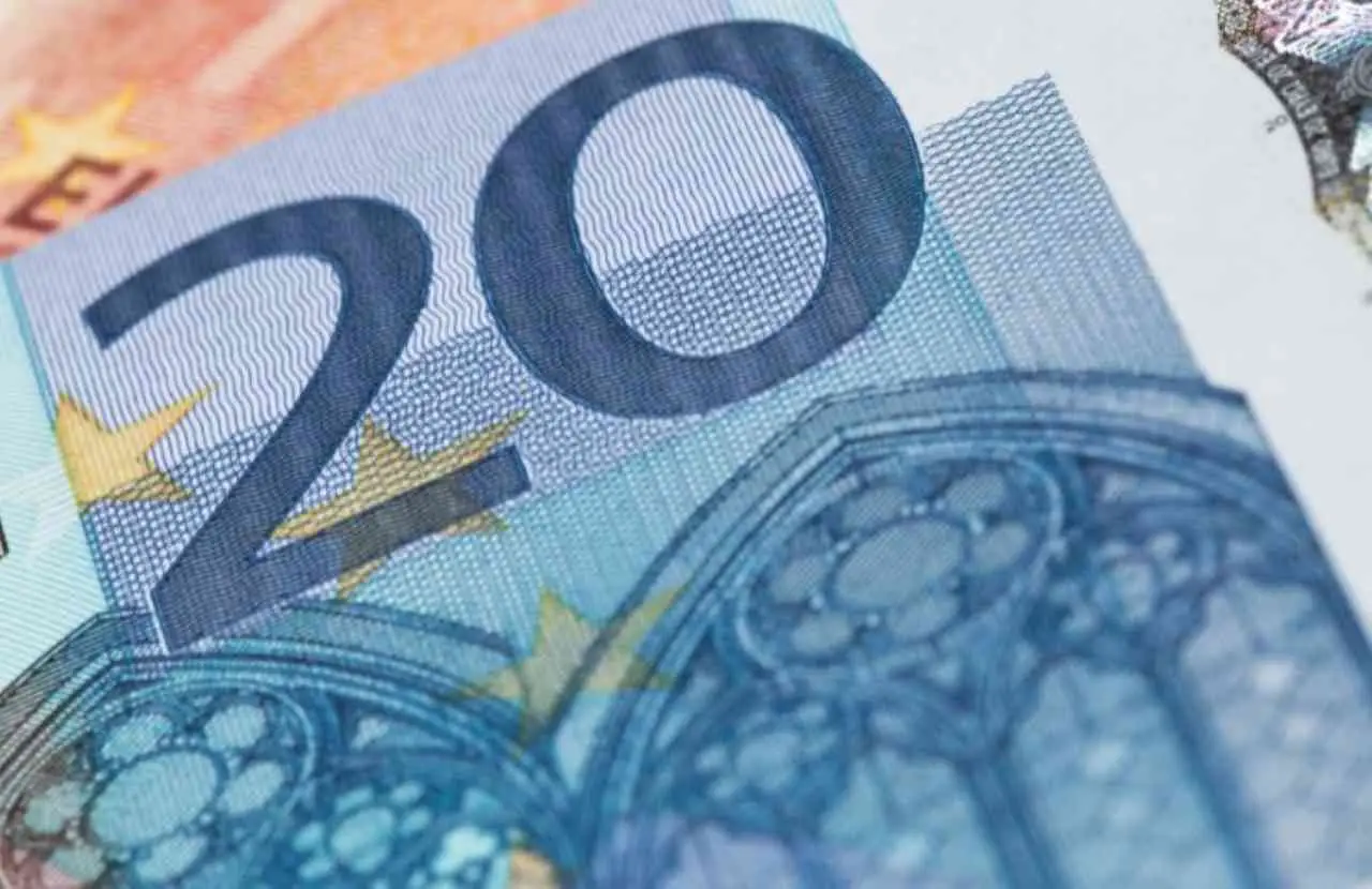 Banconota da 2 euro con dettaglio nascosto: può valere fino a 20.000 euro Banconota da 2 euro con dettaglio nascosto: può valere fino a 20.000 euro
