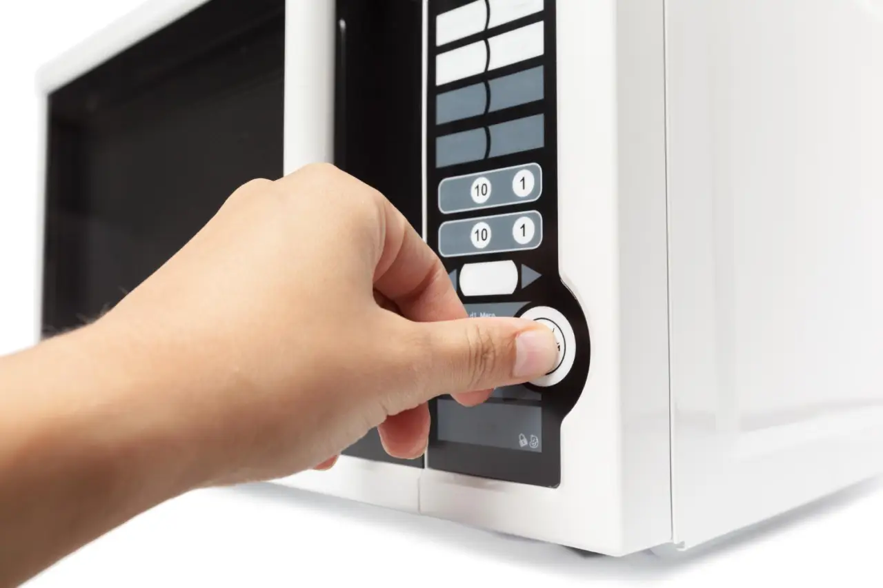 Perché è pericoloso usare la carta stagnola nel forno a microonde Immagine selezionata