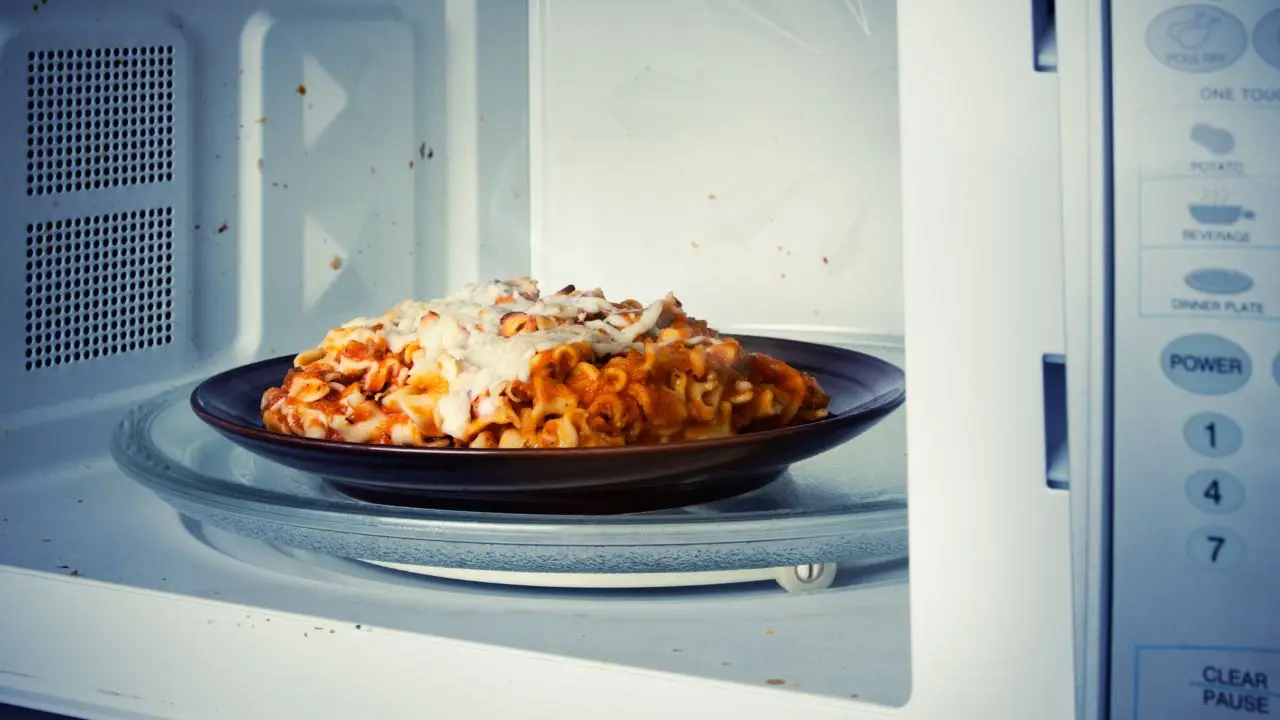 Perché è pericoloso usare la carta stagnola nel forno a microonde Immagine selezionata