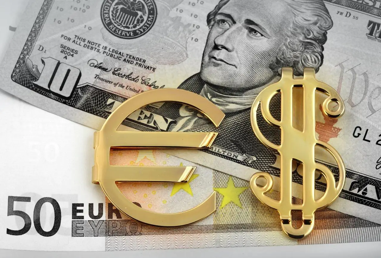 Dollaro in forte rialzo oggi: ecco il tasso di cambio aggiornato per non perdere valore Immagine selezionata